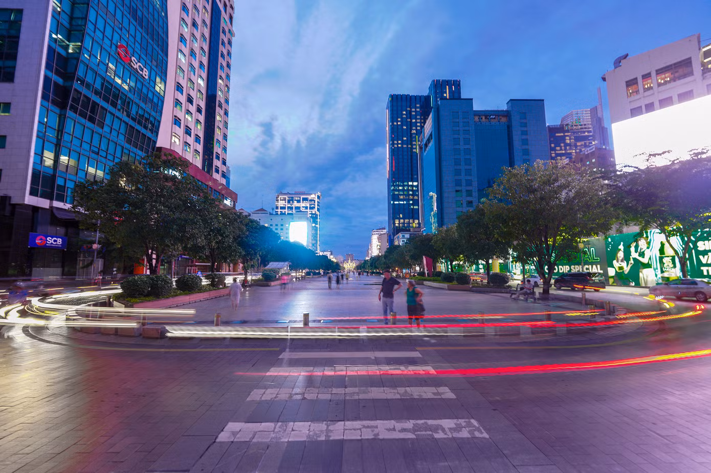 Nút giao Nguyễn Huệ - Lê Lợi là nút giao biểu tượng của TPHCM vì nằm trên hai tuyến đường thuộc dạng đắt đỏ nhất thành phố.