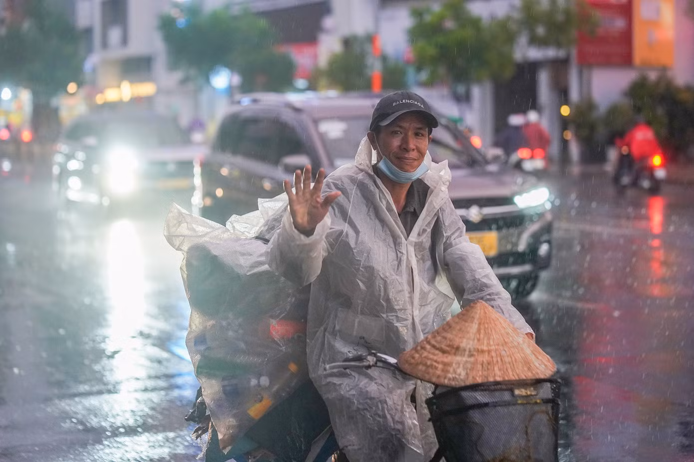 Một người nhặt ve chai tranh thủ về nhà khi cơn mưa vừa ngớt hạt. Các chuyên gia khí tượng cho rằng, nếu dông nhiệt kết thúc tầm 21h thì bầu trời tại TPHCM đêm nay sẽ trong, thuận lợi để ngắm pháo hoa đón chào năm mới. Nếu mưa kết thúc sớm hơn thì trời đêm tại TPHCM có thể có sương mù, tầm nhìn bị hạn chế.
