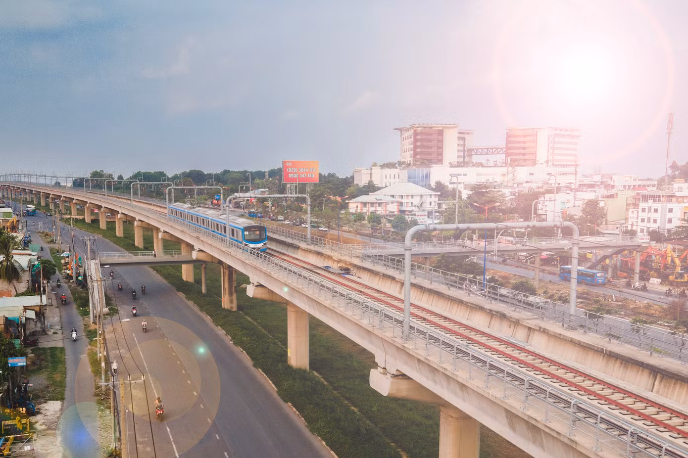 Tàu Metro xuất phát từ depot Long Bình (TP Thủ Đức), đi ngang qua KDL Suối Tiên.