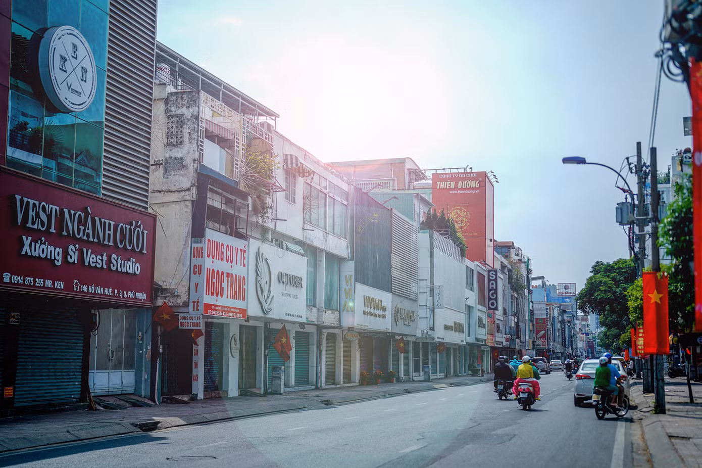 Phố cưới Đào Duy Anh, Hồ Văn Huê (quận Phú Nhuận) im lìm trưa mùng 1 Tết. Phố cưới Đào Duy Anh, Hồ Văn Huê (quận Phú Nhuận) im lìm trưa mùng 1 Tết.