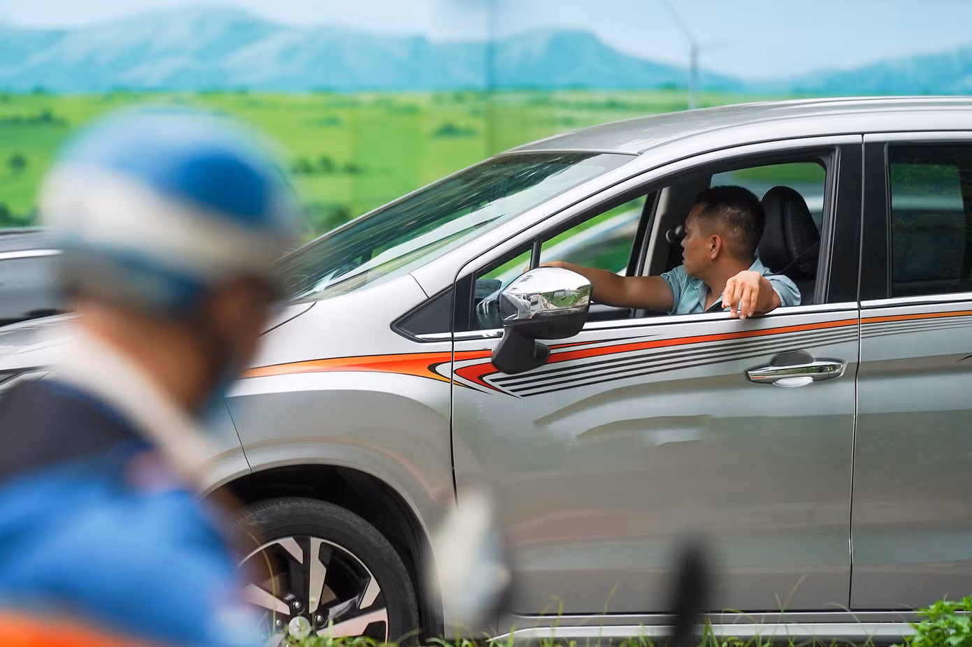 Trong lúc chờ đèn đỏ, một bác tài tranh thủ ngắm bức bích họa rồi nói: "Không ngờ Việt Nam mình nhiều cảnh đẹp quá".