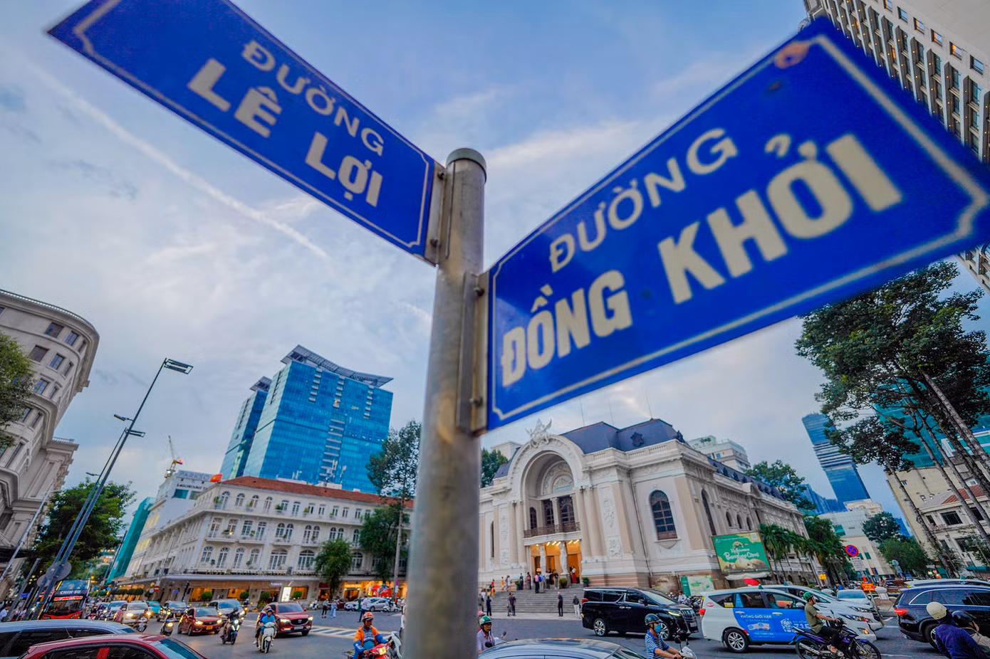 Đường Đồng Khởi hiện nay được xem là một trong những con đường đắt đỏ nhất thế giới. Giá bất động sản tại đây đã đạt đến mức 3 tỷ đồng/m2 cho một số vị trí. Không chỉ gây ấn tượng với giá trị bất động sản cao, Đồng Khởi còn nổi tiếng với mức giá thuê mặt bằng bán lẻ cao nhất châu Á, đứng thứ 13 toàn cầu. Mức giá thuê mặt bằng bán lẻ tại đây đạt 390 USD/m2, tương đương khoảng 100 triệu đồng/m2. Con đường này có mức giá thuê cao hơn nhiều so với các tuyến phố nổi tiếng ở Đức, Hà Lan hay Thái Lan.