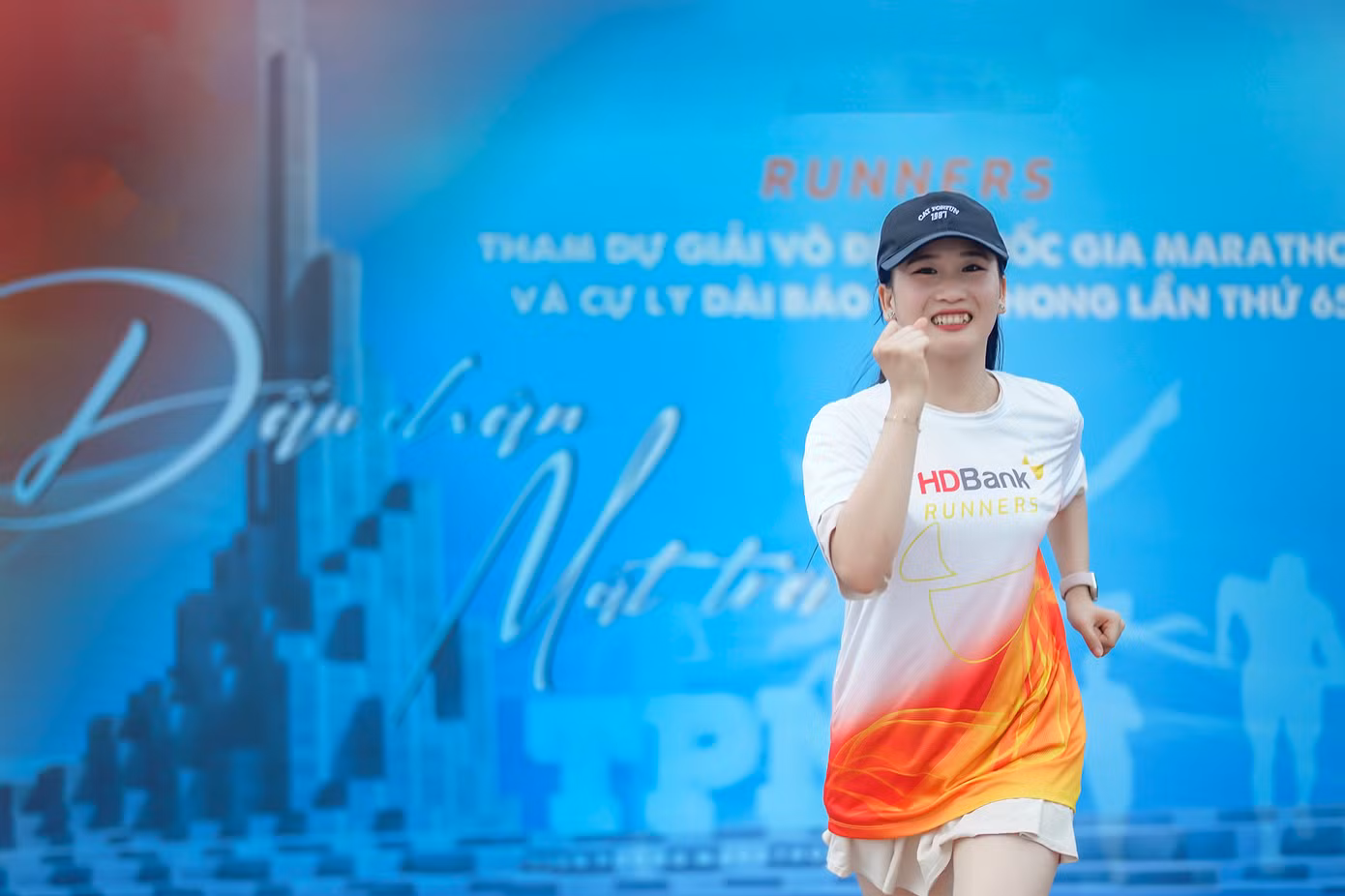 Runner Hoàng Thị Mỹ Ngọc đến từ Nha Trang (Khánh Hoà) đăng ký cự ly 10km. "Xứ sở hoa vàng trên cỏ xanh từ lâu đã thu hút tôi nhưng chưa có thời gian để khám phá. Chủ đề của Giải Vô địch Quốc gia Marathon và cự ly dài báo Tiền Phong năm nay thôi thúc tôi tìm đến vùng đất này", Mỹ Ngọc chia sẻ.