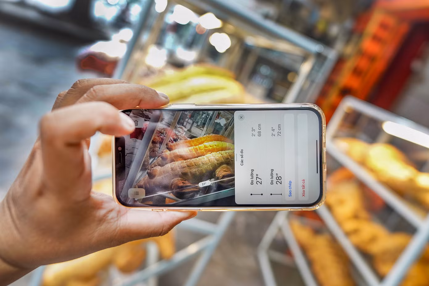Bánh mì dạng con vật không có khuôn, thợ làm bánh phải làm thủ công từng công đoạn tạo hình mắt, mũi, miệng, vảy... Theo chủ tiệm, công đoạn này là quan trọng nhất, quyết định thần thái sản phẩm nên đòi hỏi sự tỉ mỉ vì phải tính được chi tiết phình nở khi bánh chín.
