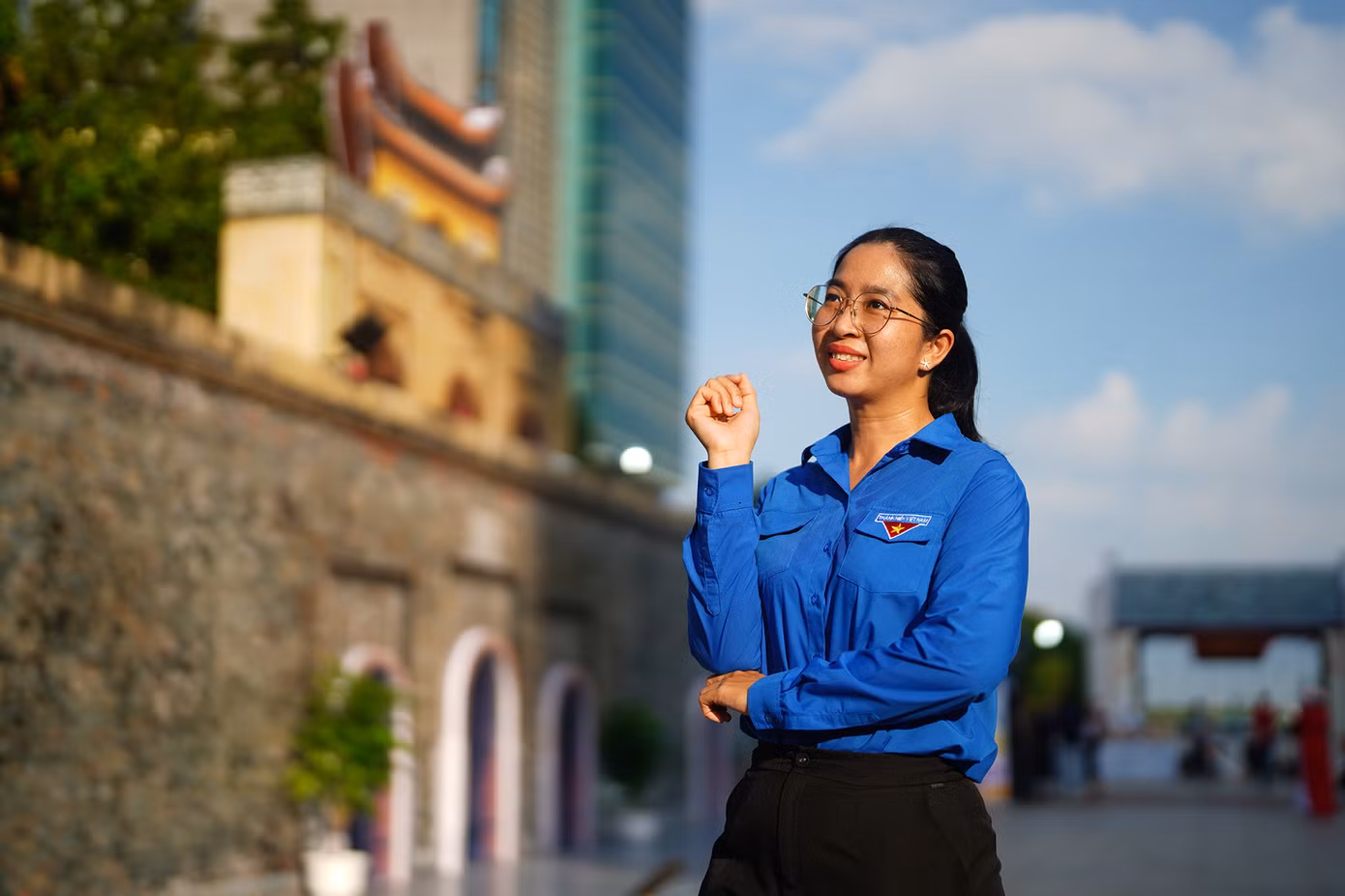 "Mặc dù 19h30 mới khai mạc nhưng tôi cùng đồng nghiệp của mình tranh thủ ra đây để chụp ảnh lưu niệm. Chúng tôi muốn dành cho mình một chút không khí của mùa thu Hà Nội", chị Tô Phương Thảo (người chụp chân dung một mình), Bí thư Quận Đoàn quận 4 chia sẻ.
