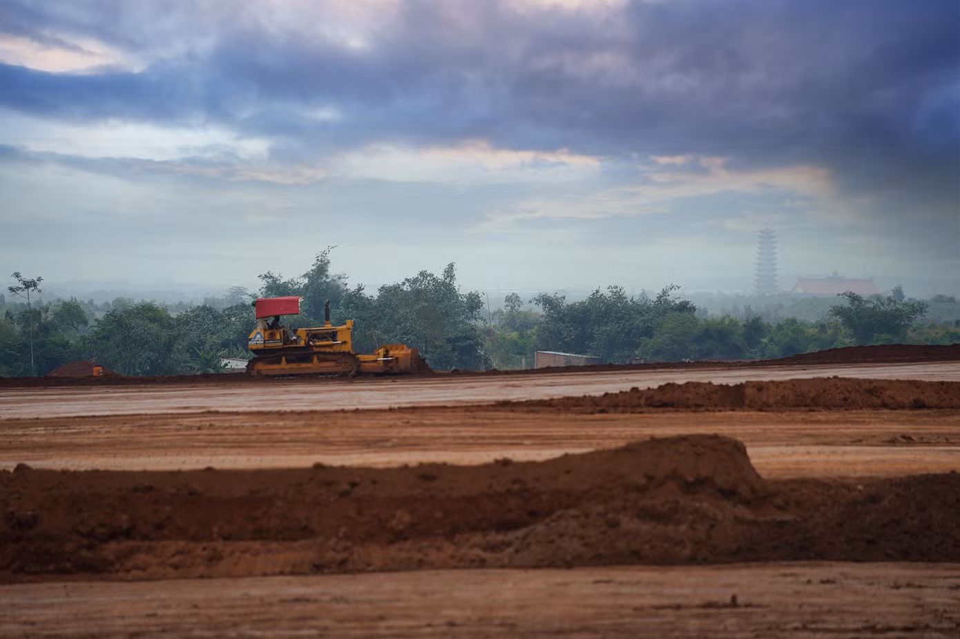 Mới đây, thiết kế nhà ga hành khách sân bay Long Thành sẽ có điều chỉnh một số nội dung trong hồ sơ thiết kế kỹ thuật so với hồ sơ thiết kế cơ sở đã được duyệt. Nội dung này đã được Cục Hàng không Việt Nam cho ý kiến vẫn nằm trong phạm vi cho phép và không ảnh hưởng đến tĩnh không.