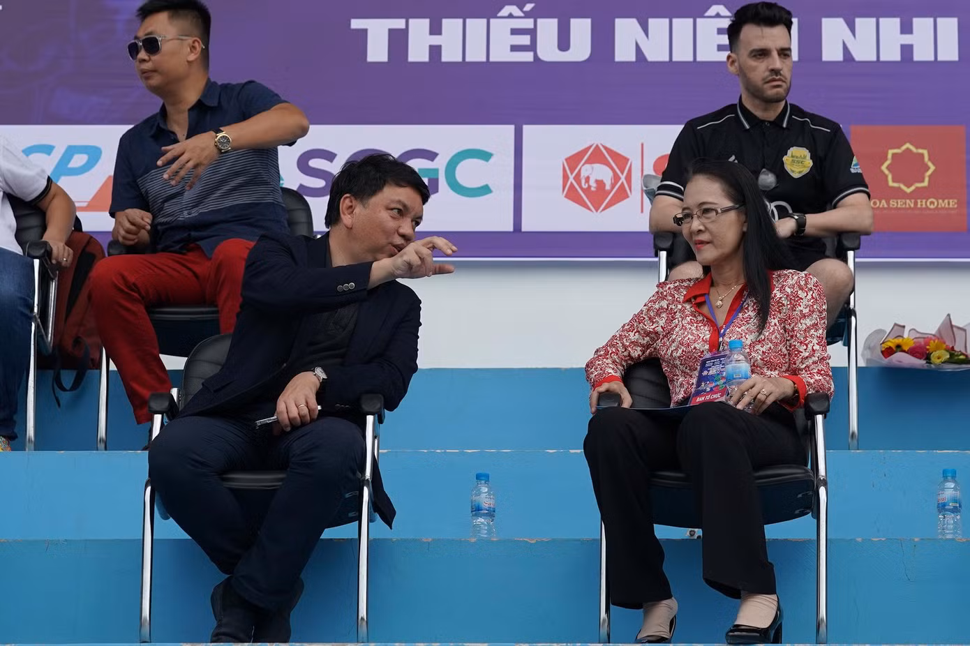 Tổng thư ký Liên đoàn bóng đá Việt Nam Lê Hoài Anh đang trao đổi cùng đại diện BTC giải, phía sau là các tuyển trạch viên đến từ các CLB.