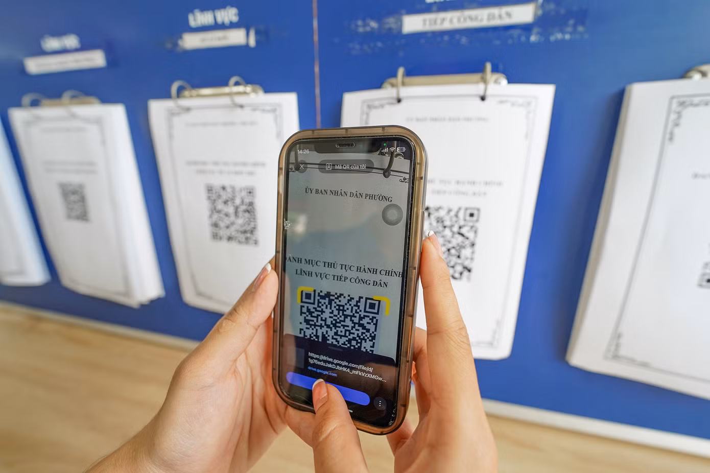 Bảng thông tin của trung tâm được số hoá với mã QR.