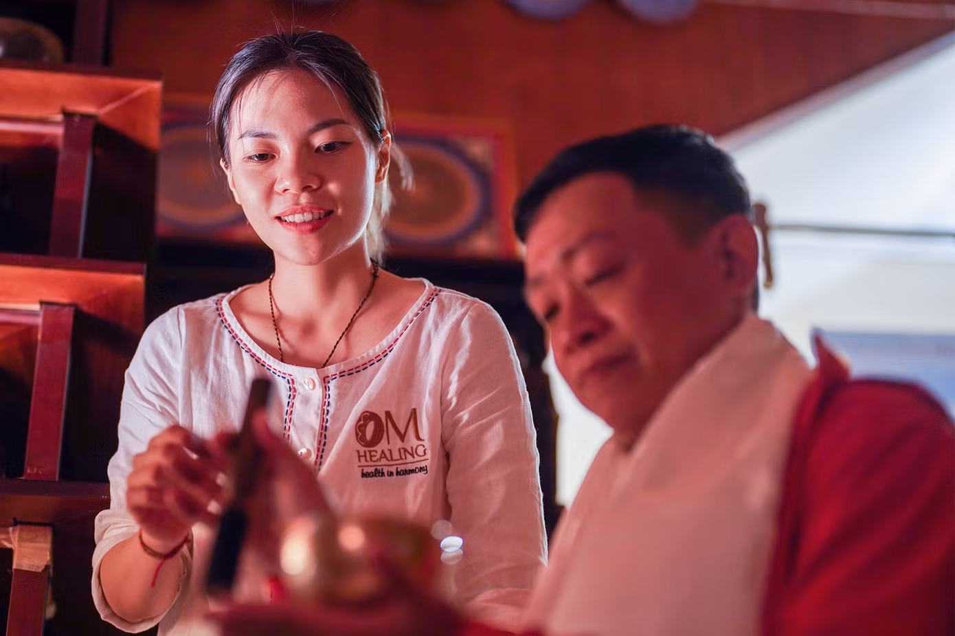 Sau khi tìm hiểu các dòng chuông, khách trải nghiệm bắt đầu được hướng dẫn cách tĩnh lặng, cảm nhận các xung động của tiếng chuông tác động vào thính giác, cơ mặt...