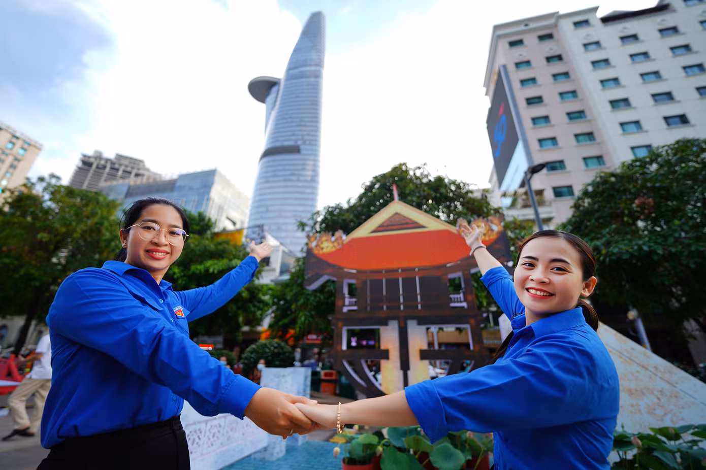 "Mặc dù 19h30 mới khai mạc nhưng tôi cùng đồng nghiệp của mình tranh thủ ra đây để chụp ảnh lưu niệm. Chúng tôi muốn dành cho mình một chút không khí của mùa thu Hà Nội", chị Tô Phương Thảo (người chụp chân dung một mình), Bí thư Quận Đoàn quận 4 chia sẻ.