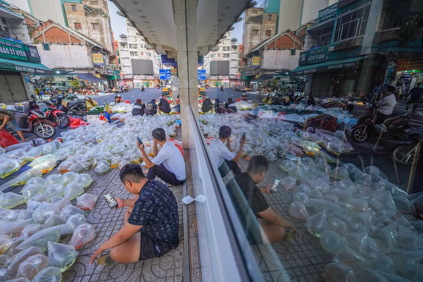 Những ngày trong tuần phiên chợ thưa vắng khách hơn cuối tuần.