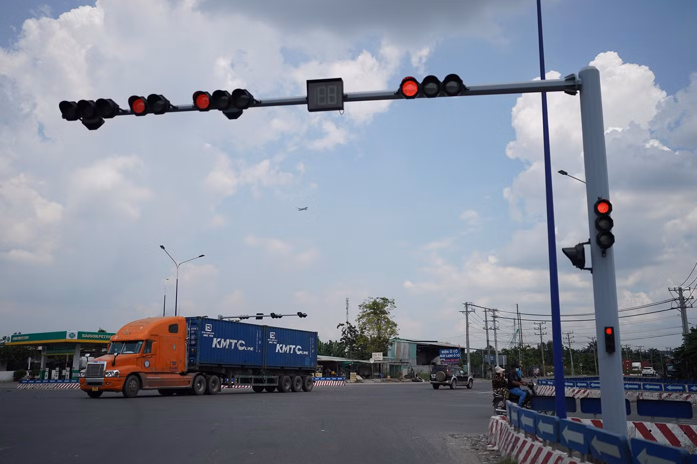 Dự án đường Vành đai 3 giai đoạn 1 sẽ đầu tư hơn 76km còn lại và cùng với đoạn cao tốc Bến Lức - Long Thành (đang xây dựng đạt 80%) tạo nên một vòng tròn khép kín, bao quanh ngoại thành.