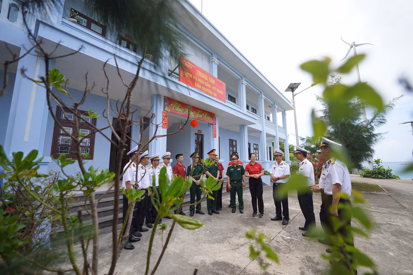 Trung tâm Dịch vụ Hậu cần Kỹ thuật đảo Trường Sa là nơi hỗ trợ các nhu cầu về nhiên liệu, thực phẩm... cho bà con ngư dân.