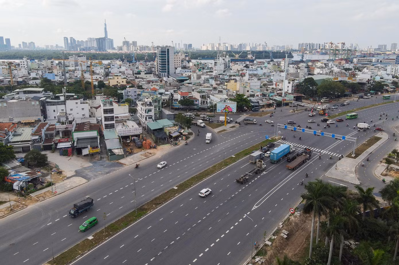 Giao lộ Nguyễn Thị Thập-Nguyễn Văn Linh thông thoáng, đi thẳng về hướng bên kia là KCX Tân Thuận.