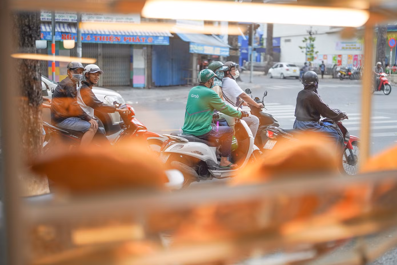 Để thu hút khách hàng, tiệm nặn bánh mì hình con ếch, cá sấu, cá chép, cua, tôm, bạch tuộc. Trong số những bánh mì hình con vật, loại cá sấu, cua, ếch cỡ nhỏ và trung bán chạy nhất. Những chiếc bánh trưng bày trên vỉa hè luôn thu hút ánh nhìn của những người đi ngang qua.