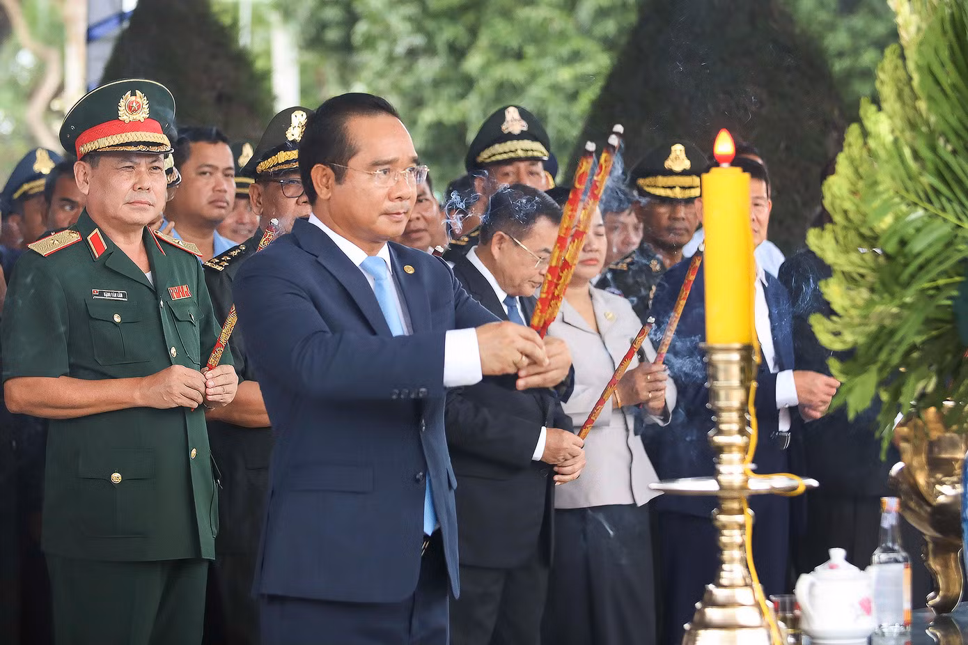 Ông Nguyễn Văn Được, Bí thư Tỉnh uỷ Long An thắp hương truy điệu các liệt sĩ tại Nghĩa trang liệt sĩ huyện Vĩnh Hưng - Tân Hưng.