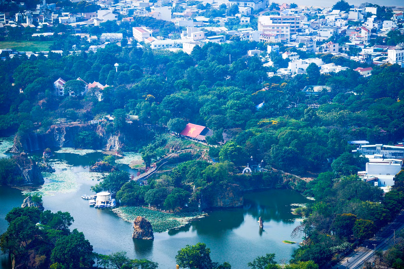 Khu du lịch Bửu Long (TP. Biên Hoà, Đồng Nai) nổi bật với lá cờ Tổ quốc trên nóc nhà khu văn phòng.