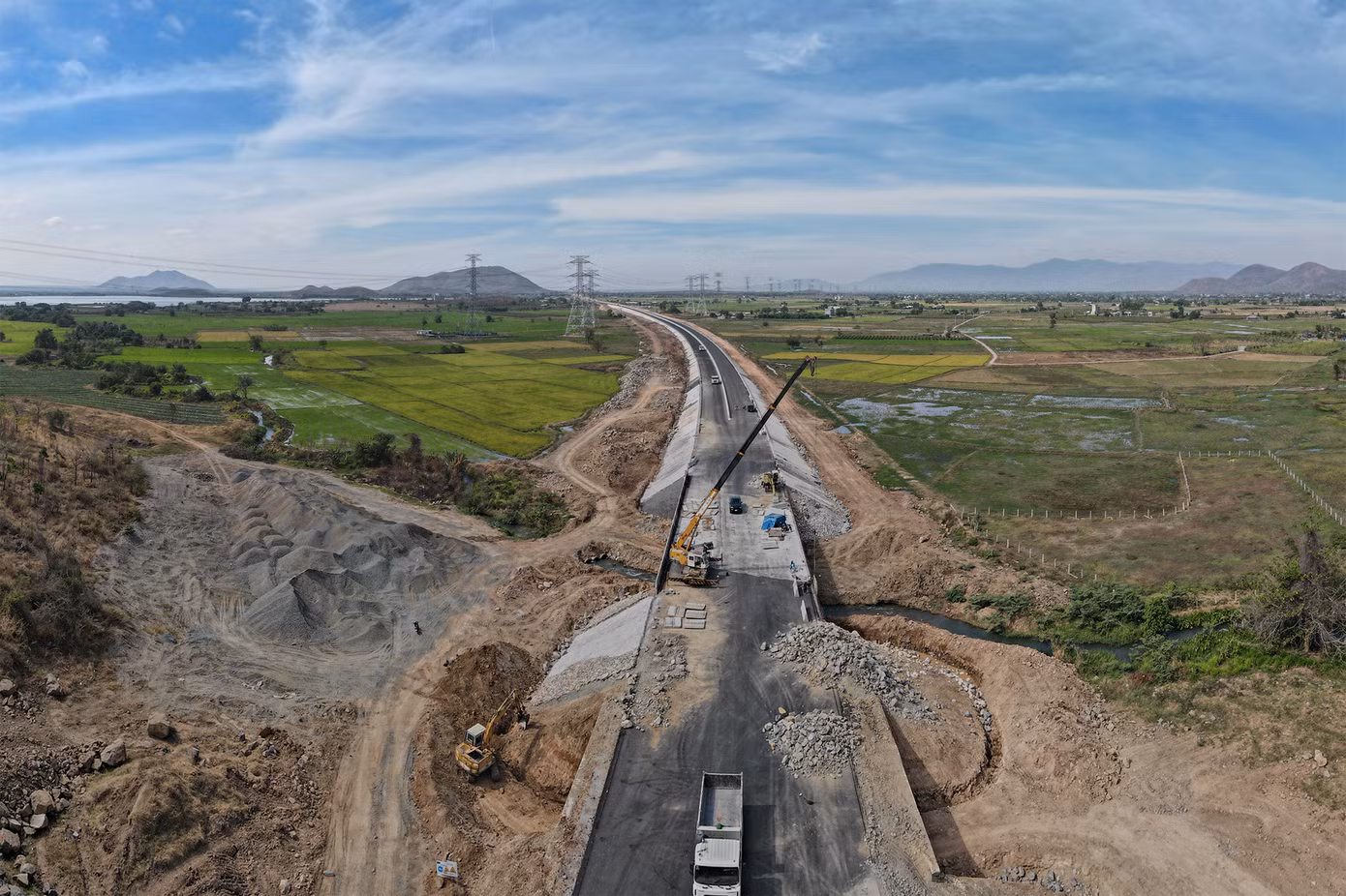Dự án cao tốc Vĩnh Hảo - Phan Thiết khởi công cuối năm 2020, tổng vốn đầu tư gần 11.000 tỷ đồng do Ban quản lý dự án 7 - Bộ Giao thông Vận tải làm chủ đầu tư.