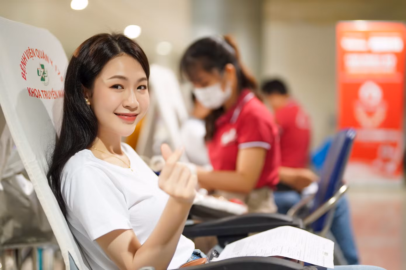 Người đẹp được yêu thích nhất cuộc thi Hoa hậu Việt Nam 2020 Đậu Hải Minh Anh cũng đến tham gia hiến máu sáng 5/5.