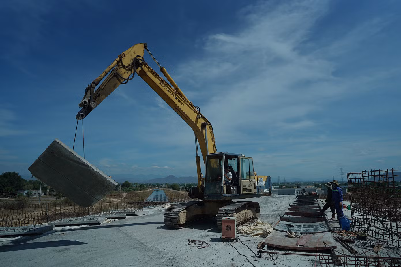 Nhiều loại xe, máy móc hiện đại cũng được nhà thầu đưa ra công trường để phục vụ thi công.