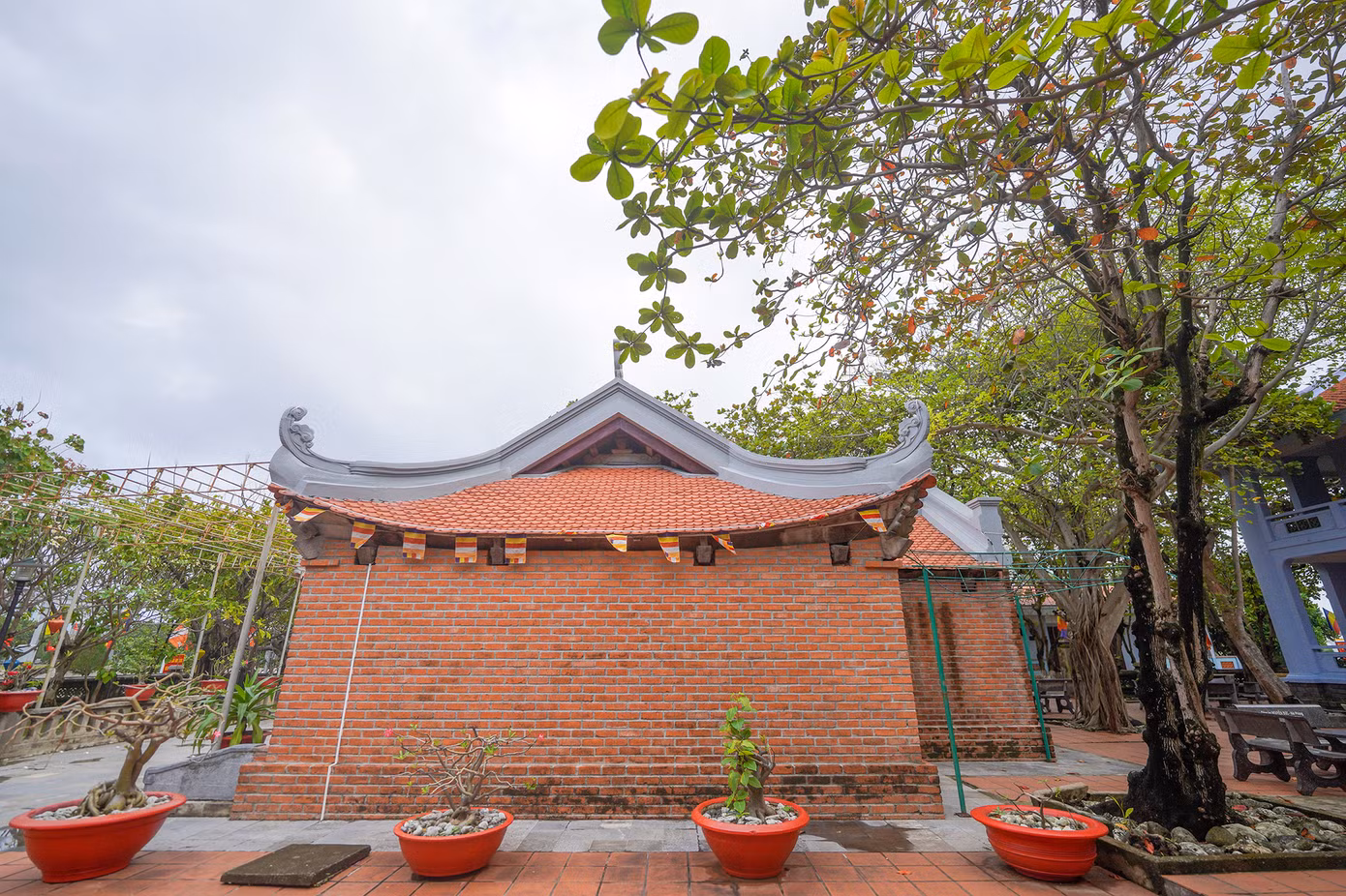 Chùa Trường Sa tọa lạc tại trung tâm đảo Trường Sa (Thị trấn Trường Sa, huyện Trường Sa, tỉnh Khánh Hòa), nằm trong quần thể với Đài tưởng niệm các anh hùng liệt sĩ và Nhà tưởng niệm Bác Hồ.