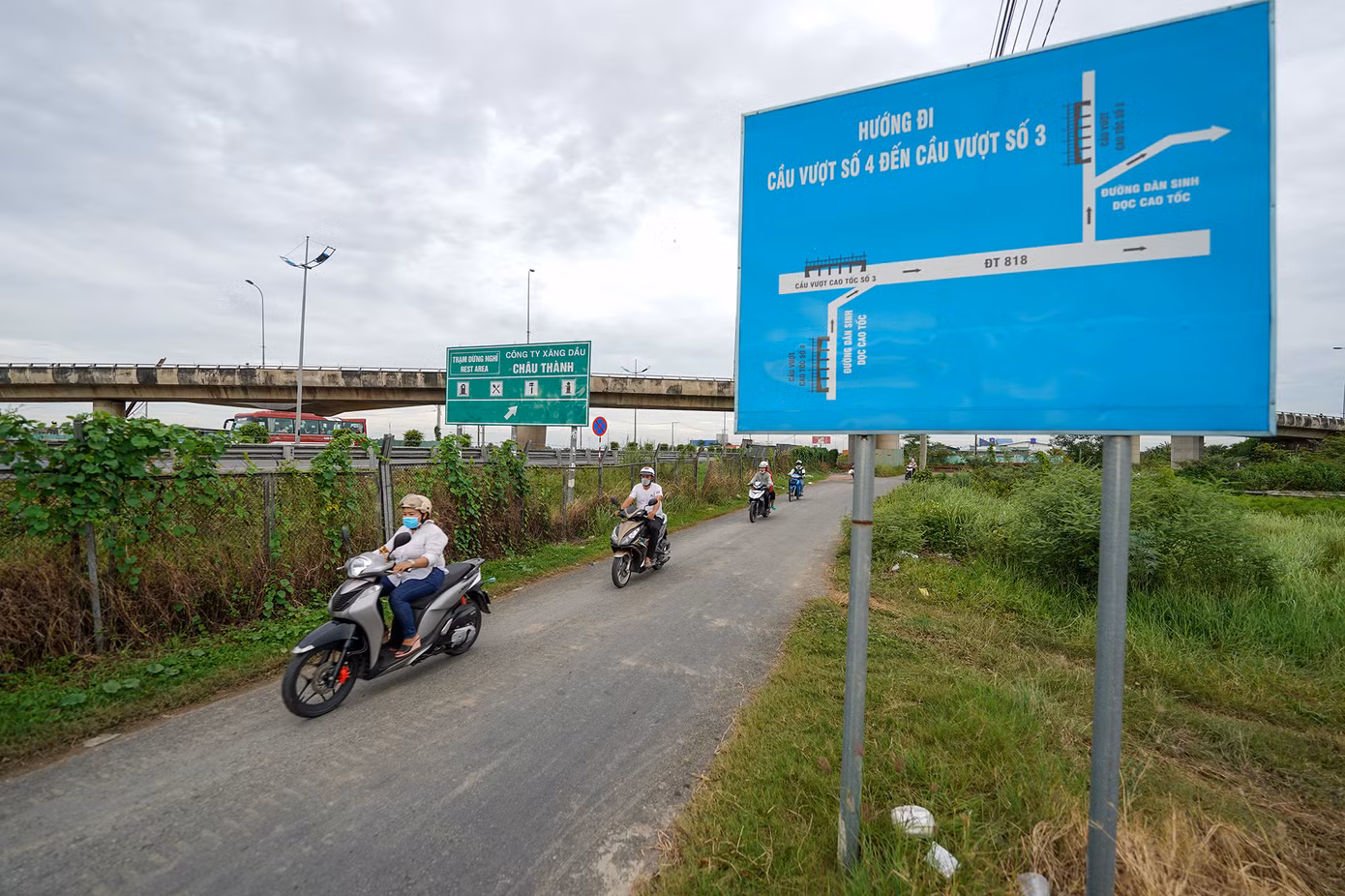 Ở hai đầu đường dẫn trạm dừng nghỉ của Công ty TNHH Châu Thành thuộc địa bàn xã Nhị Thành, huyện Thủ Thừa, nhiều đoạn hàng rào cũng bị cắt phá, tạo lối lên xuống đường cao tốc.