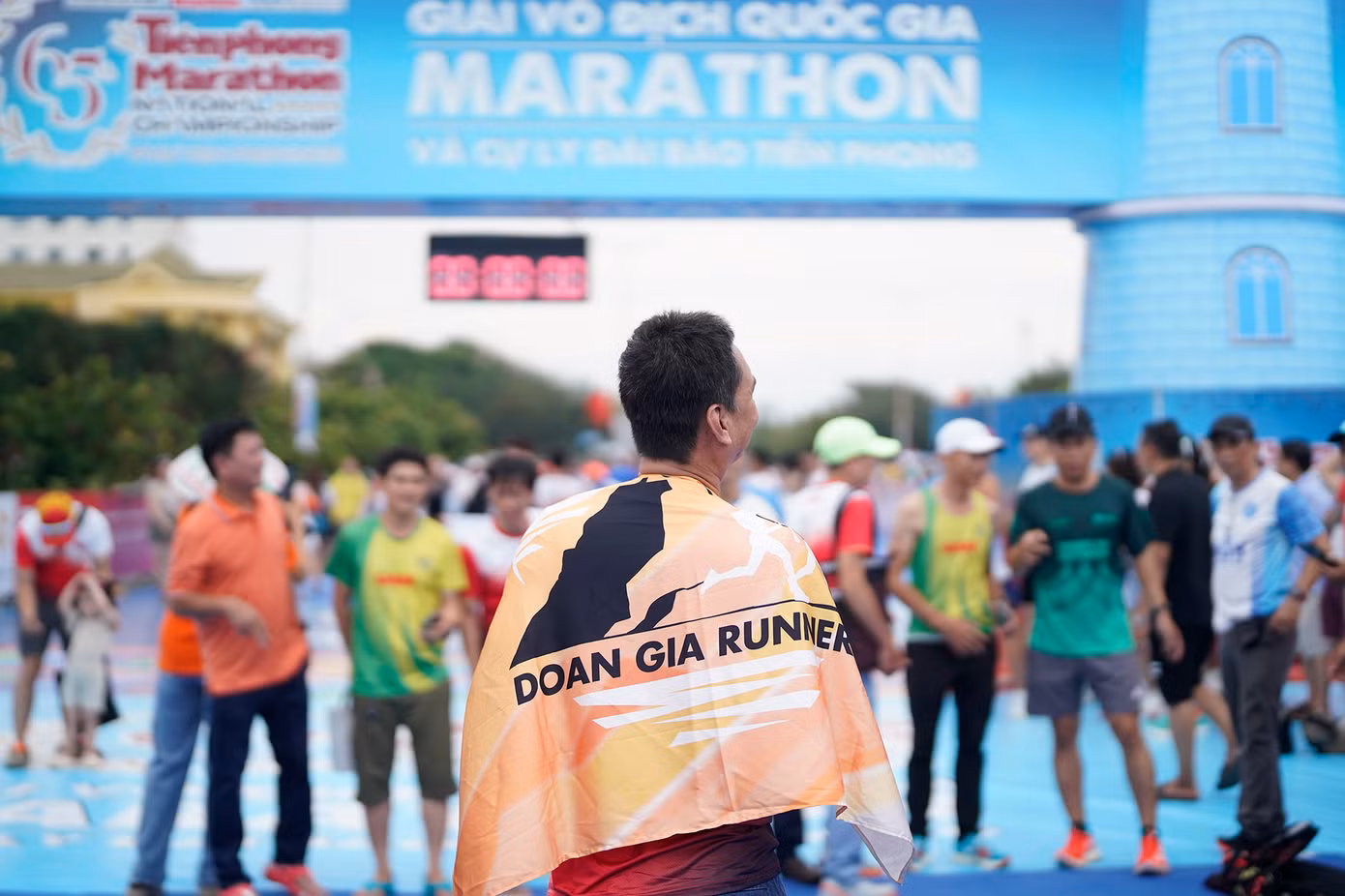 Một runner tạo dáng cá tính tại khu đích.
