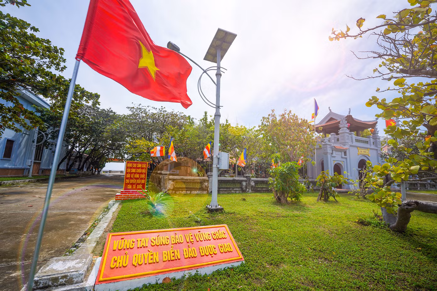 Chùa Trường Sa tọa lạc tại trung tâm đảo Trường Sa (Thị trấn Trường Sa, huyện Trường Sa, tỉnh Khánh Hòa), nằm trong quần thể với Đài tưởng niệm các anh hùng liệt sĩ và Nhà tưởng niệm Bác Hồ.