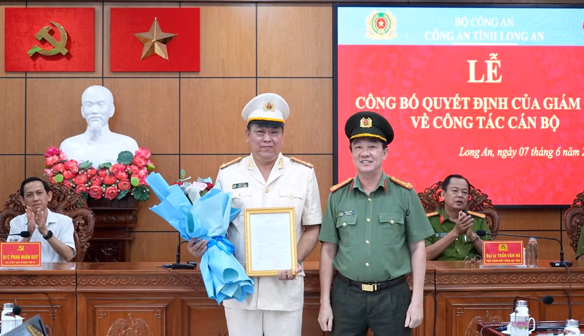 Thượng tá Nguyễn Sơn nhận quyết định từ Đại tá Lâm Minh Hồng.