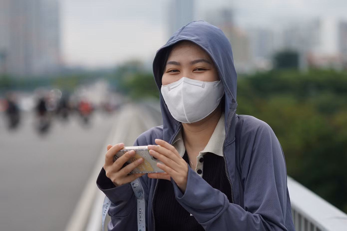 Chị Ngọc Thịnh (một khách bộ hành trên cầu Sài Gòn) chia sẻ: "Lần trước nghe tin tàu chạy thử, tôi cũng ra đây đón xem nhưng không thấy. Sau đọc báo mới biết tàu chỉ chạy một đoạn. Giờ mới có thể nhìn thấy được đoàn tàu chạy trên đường ray toàn tuyến. Nhất định, khi tuyến Metro này đi vào hoạt động, tôi sẽ là khách hàng thường xuyên".