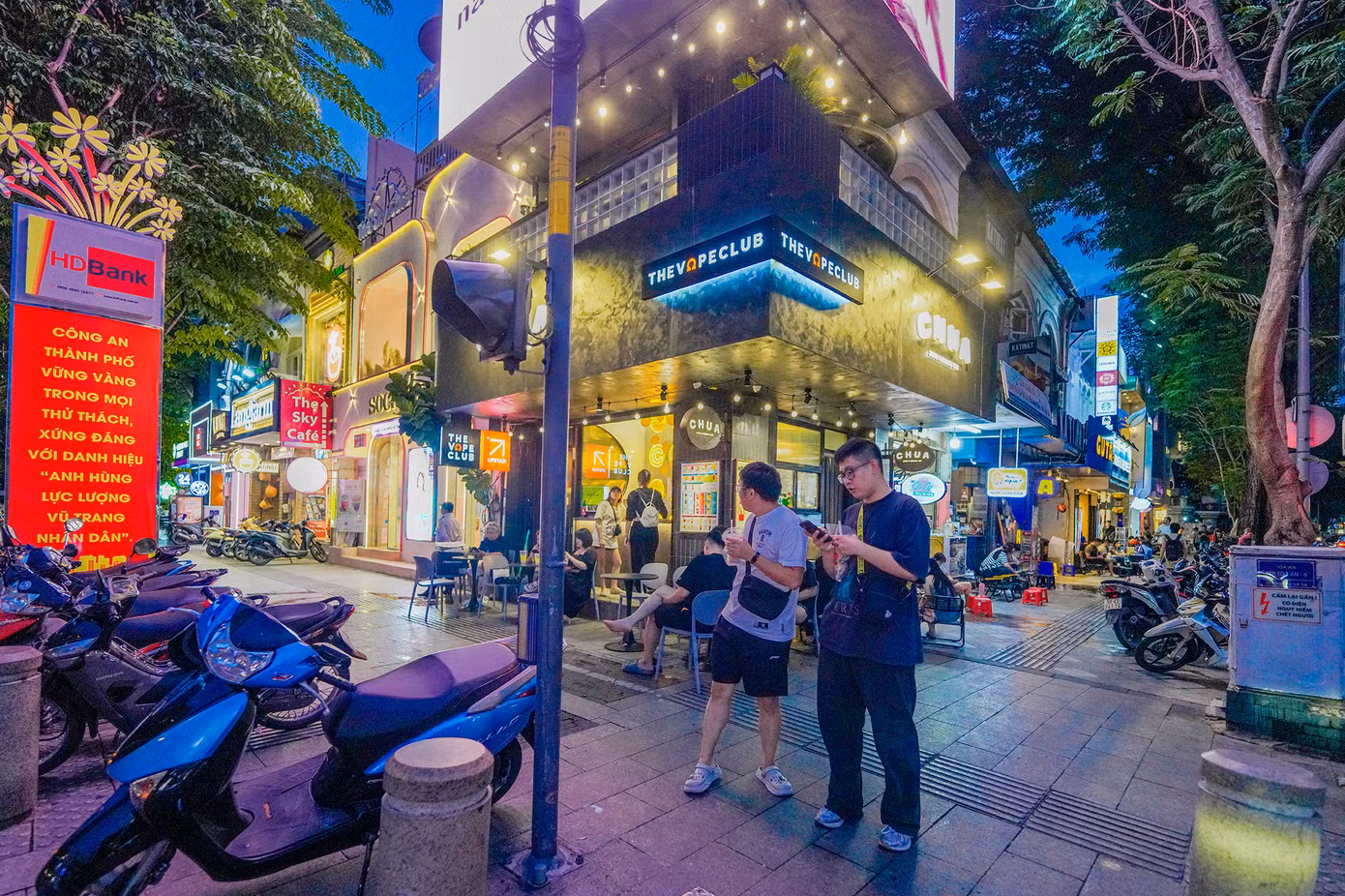 Đường Nguyễn Huệ hiện có một số mặt bằng ngưng giao dịch cho thuê vì liên quan đến bà Trương Mỹ Lan, bị cáo trong vụ đại án Vạn Thịnh Phát. Ban đêm có thể thấy rõ sự đối lập giữa những mặt bằng sầm uất và những mặt bằng cửa đóng then cài.