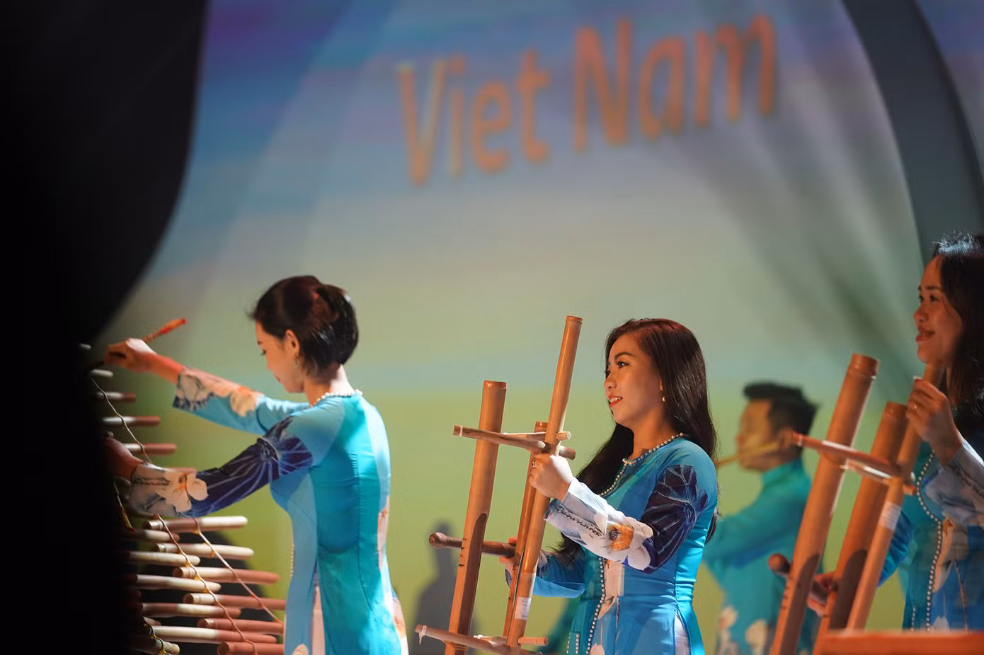 Lồng ghép vào đó là lời chào ý nhị đến bạn bè quốc tế.