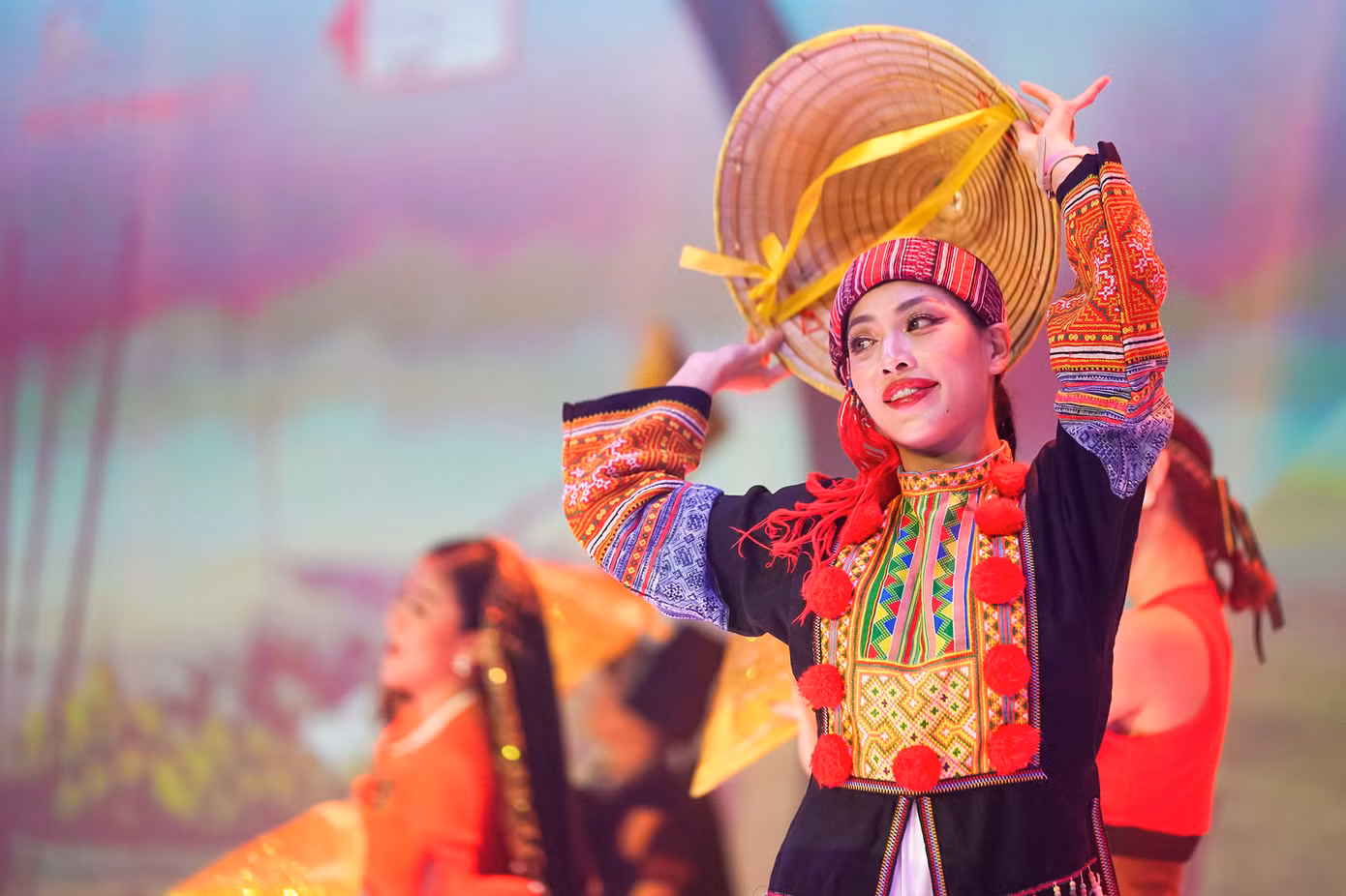 Lịch sử Việt Nam in đậm sự tiếp biến, giao thoa một cách diệu kỳ của nhiều nền văn hoá khác nhau từ Bắc xuôi Nam, từ non cao xuống đồng bằng, từ đất liền ra sông và biển đảo, từ cổ đại đến hiện đại, kết hợp giữa đông và tây. Đó chính là nguồn gốc của sự đa dạng, hài hòa về văn hoá, phong tục tập quán, lối sống của các cộng đồng cư dân trên khắp mọi miền của dải đất hình chữ S.