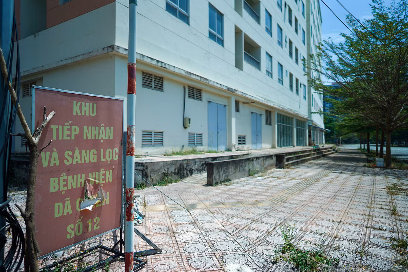 Cuối năm 2021, khi dịch COVID-19 bùng phát mạnh, các toà nhà trong Khu tái định cư Bình Khánh, Khu đô thị mới Thủ Thiêm được trưng dụng làm bệnh viện dã chiến. Sau đó các toà nhà này trở lại cảnh hoang vắng, không một bóng người. Cuối năm 2021, khi dịch COVID-19 bùng phát mạnh, các toà nhà trong Khu tái định cư Bình Khánh, Khu đô thị mới Thủ Thiêm được trưng dụng làm bệnh viện dã chiến. Sau đó các toà nhà này trở lại cảnh hoang vắng, không một bóng người.