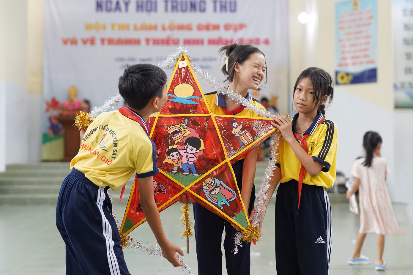 Biểu cảm của nhóm bạn trường tiểu học Vàm Sát khi đồng đội làm đứt dây kim tuyến.