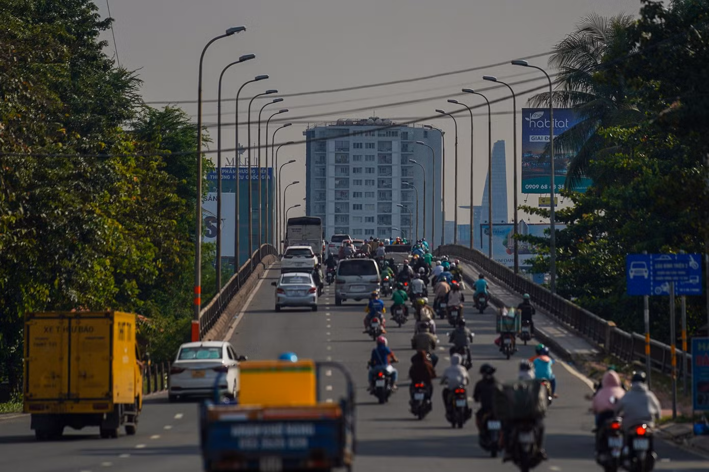 Tuy vậy, với sự phát triển kinh tế xã hội, lượng phương tiện gia tăng, trong khi quốc lộ 13, đường Đinh Bộ Lĩnh, Xô Viết Nghệ Tĩnh chưa được mở rộng, khiến khu vực này luôn là điểm nóng về ùn tắc giao thông.