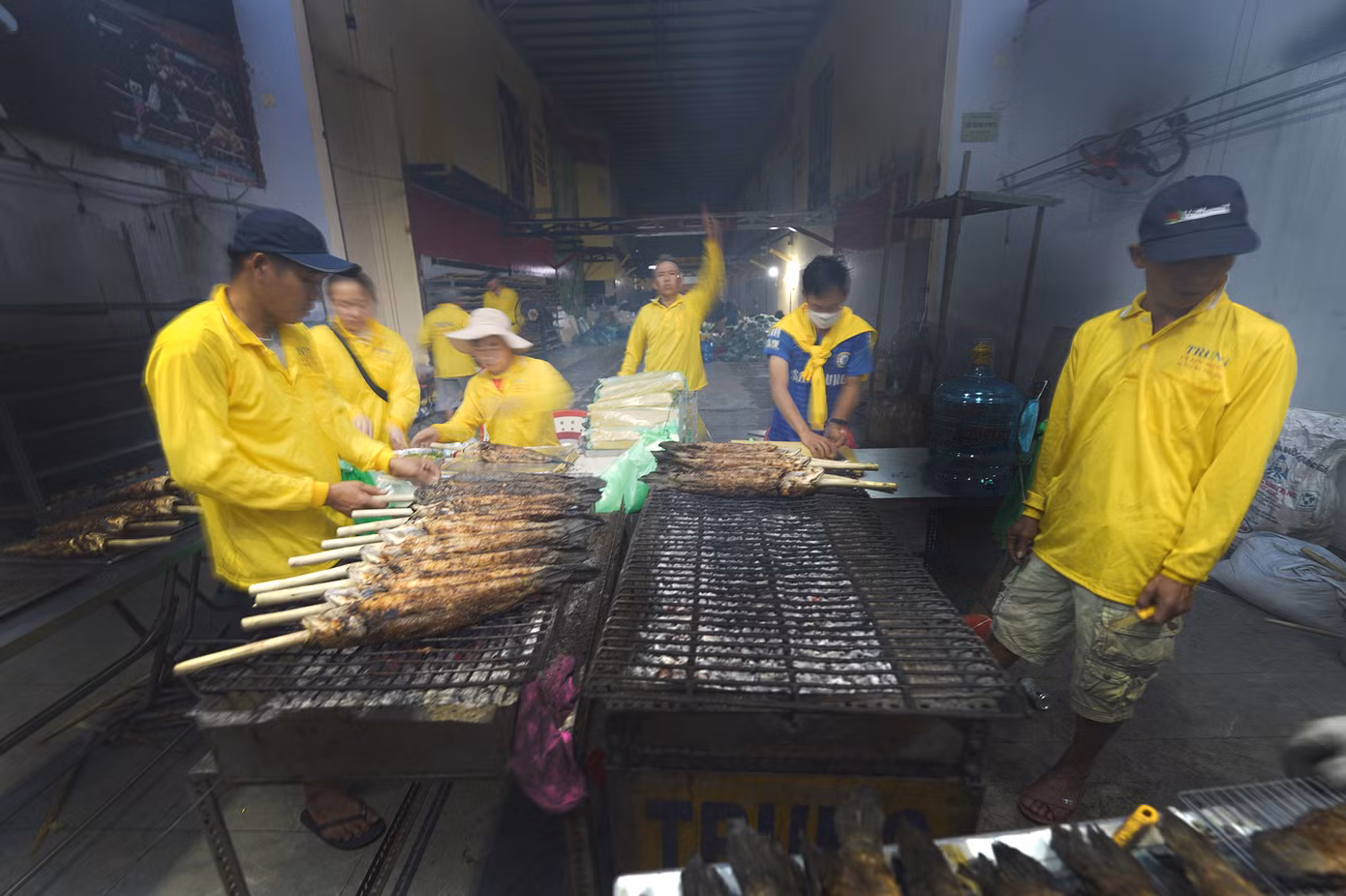 Cá lóc là biểu tượng của sự sinh sôi nảy nở và phát tài phát lộc nên thường được người dân địa phương dâng cúng Thần tài. Người dân tin rằng, cá sẽ giúp cầu mong tài lộc, may mắn, đặc biệt là trong các công việc kinh doanh, buôn bán. Khu vực đóng gói mang về luôn nhộn nhịp các mẻ cá ra vào, nhân viên làm việc không ngơi tay, giao tiếp với nhau bằng ký hiệu tay.