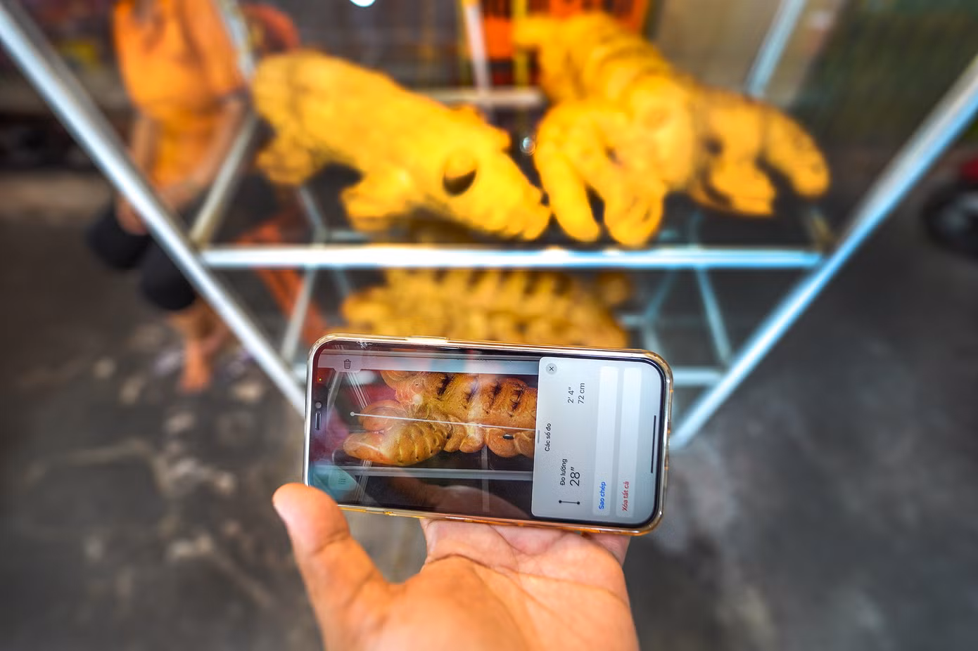 Bánh mì dạng con vật không có khuôn, thợ làm bánh phải làm thủ công từng công đoạn tạo hình mắt, mũi, miệng, vảy... Theo chủ tiệm, công đoạn này là quan trọng nhất, quyết định thần thái sản phẩm nên đòi hỏi sự tỉ mỉ vì phải tính được chi tiết phình nở khi bánh chín.