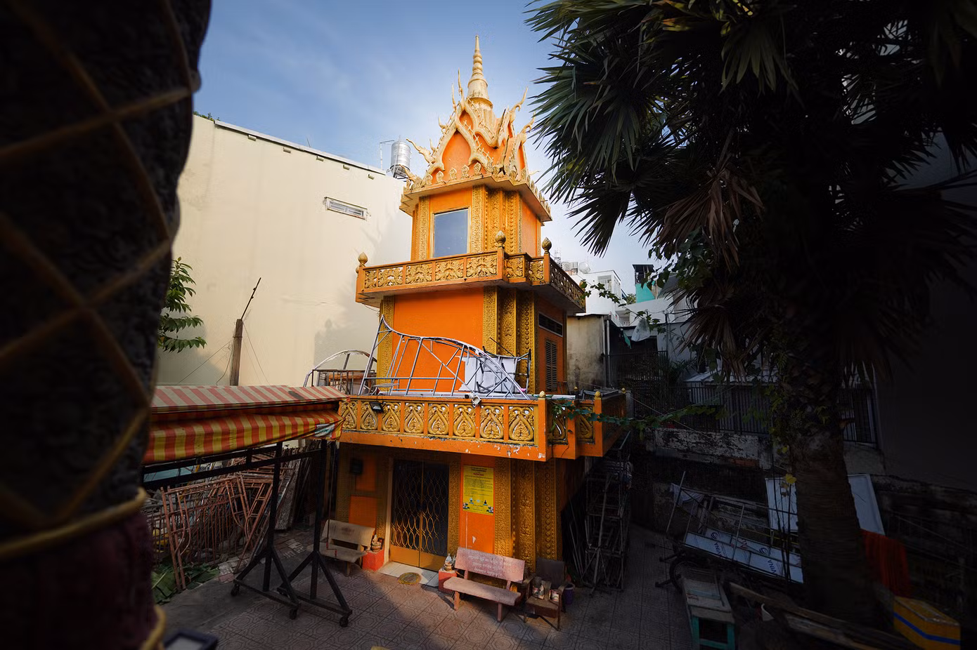 Khu vực tháp nhà vong, hình tượng rắn Naga phủ kín.