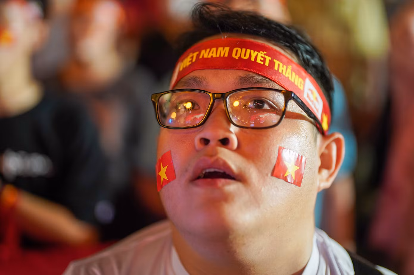 Phút nghiêm trang hát Quốc ca, hướng về lá quốc kỳ của người hâm mộ TPHCM.