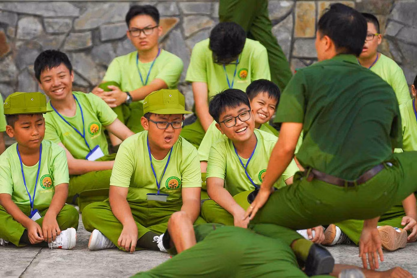 Các bé có 7 ngày trải nghiệm (từ ngày 25/6-1/7) tại Trung tâm huấn luyện và Bồi dưỡng nghiệp vụ Công an tỉnh Long An. Đối tượng tham gia là các thanh thiếu niên từ 10 tuổi đến 18 tuổi đang học tập tại các cơ sở giáo dục trong và ngoài tỉnh Long An, có sức khỏe tốt đảm bảo tham gia các hoạt động (không bị bệnh tim mạch, thần kinh), được sự đồng ý của phụ huynh và tự nguyện đăng ký tham gia.