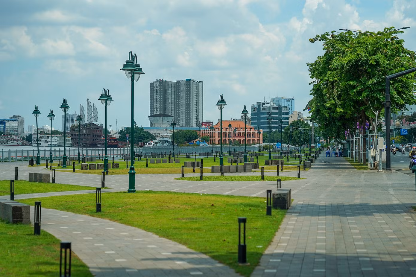 Hiện tại, công viên bến Bạch Đằng có quá ít bóng râm khi tiết trời khu vực Nam bộ diễn biến phức tạp.