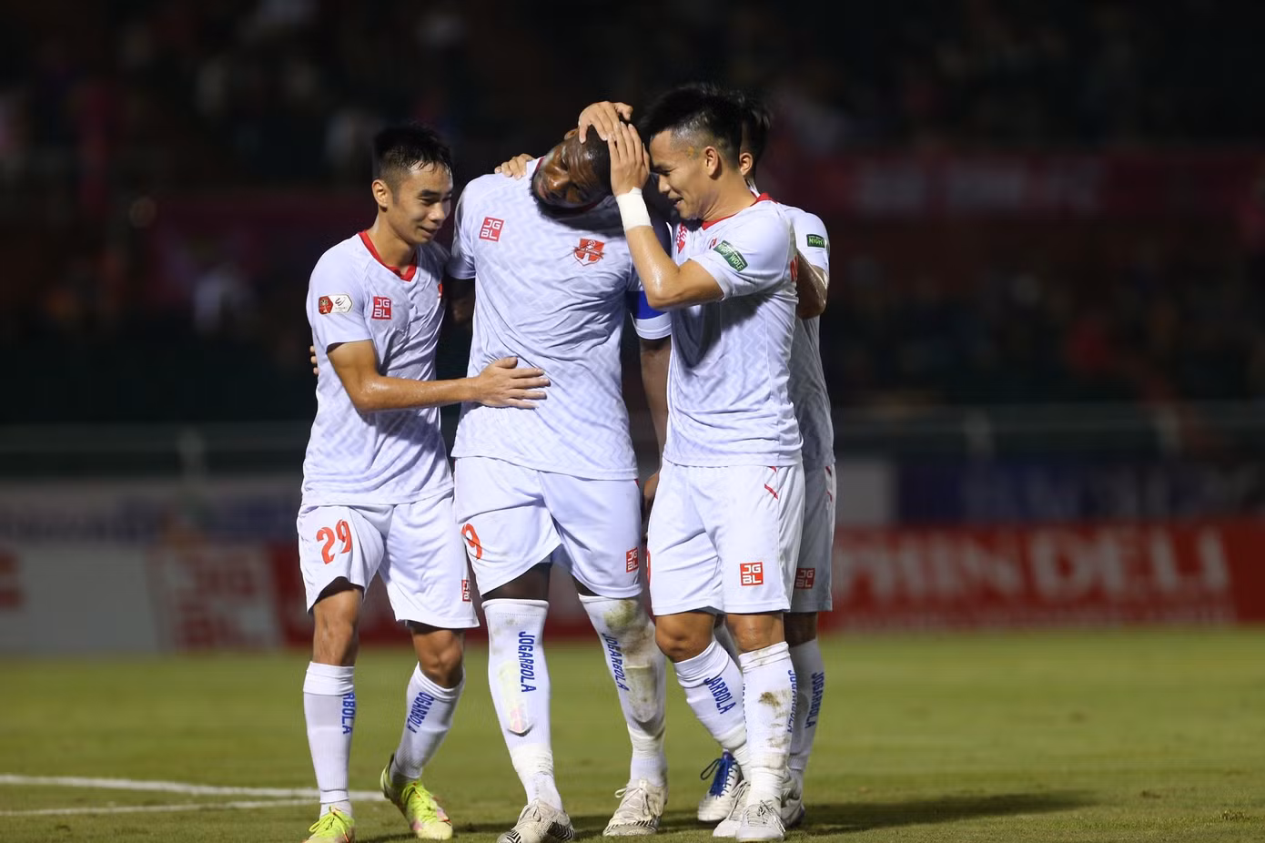 Cuối hiệp 1, Công Thành bên phía Sài Gòn để tay chạm bóng, Hải Phòng được hưởng phạt đền. Rimario ghi bàn thành công cho Hải Phòng.