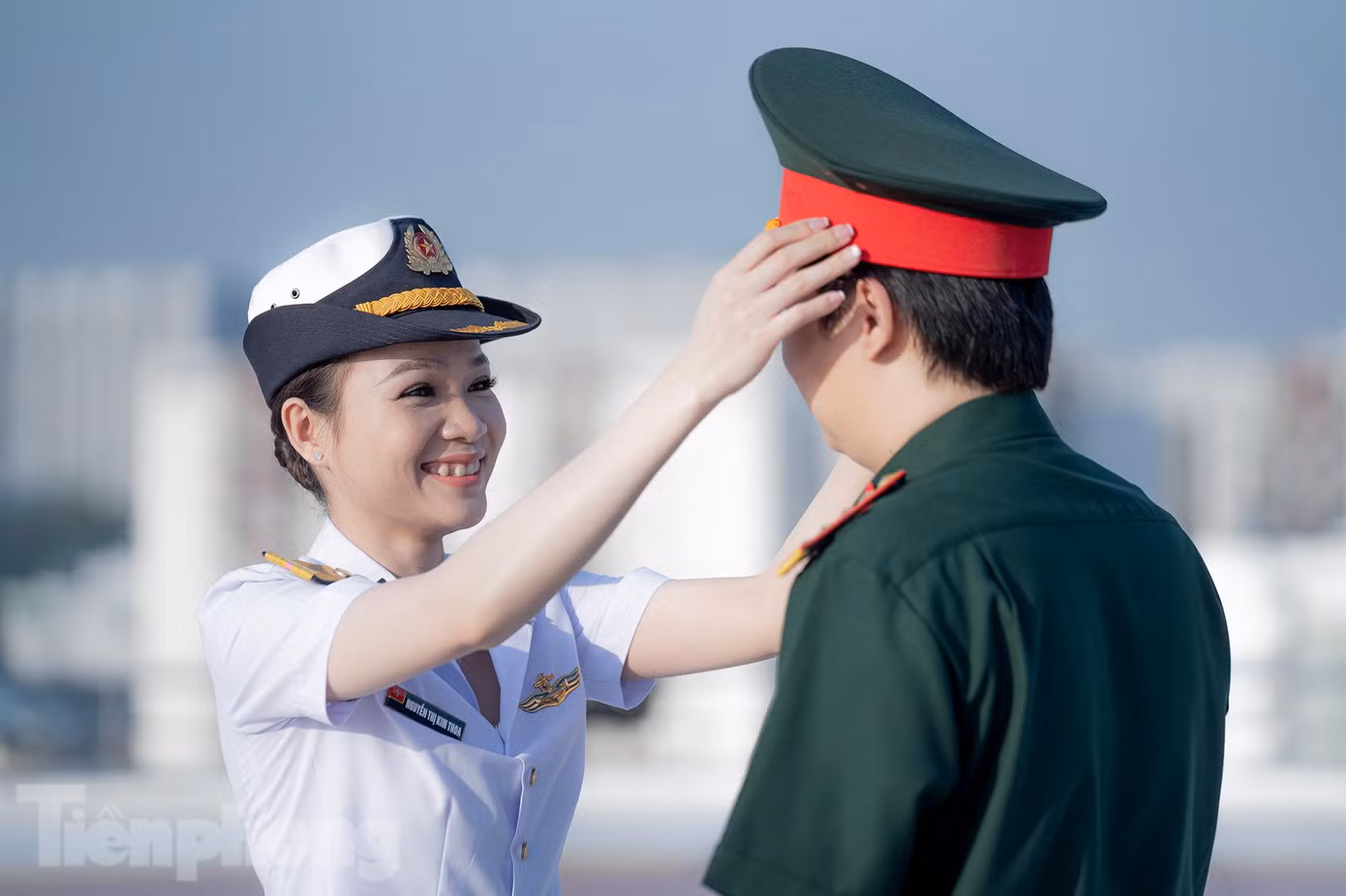 Dự định cưới, anh Vinh và chị Thoa chuẩn bị trước cả năm trời và cuối cùng phải hoãn vì rơi vào năm 2020, thời điểm đầu của dịch bùng phát. “Tôi không hoang mang nhưng có chút lo lắng vì không biết khi nào khống chế được dịch. Bản thân tôi phải động viên vợ rất nhiều, dù sao cũng là phụ nữ mà. Hai vợ chồng luôn luôn tâm niệm là tương lai tươi sáng và sẽ về chung mái nhà. Đám cưới của hai vợ chồng thì vẫn tổ chức nhưng hai đứa vẫn sẵn sàng tham gia vào lễ cưới tập vì đây là sự quan tâm của thủ trưởng đơn vị, tham gia để có sự kiện để đời, ghi dấu thời khắc lịch sử, mai mốt kể lại cho con cháu”, chị Thoa vui vẻ nói.