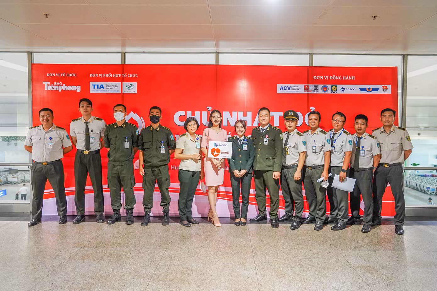 Người đẹp Thời trang cuộc thi Hoa hậu Việt Nam 2022 Trần Lê Mai Chi (áo hồng) góp mặt để phát động phong trào cùng các nhân viên sân bay Tân Sơn Nhất.