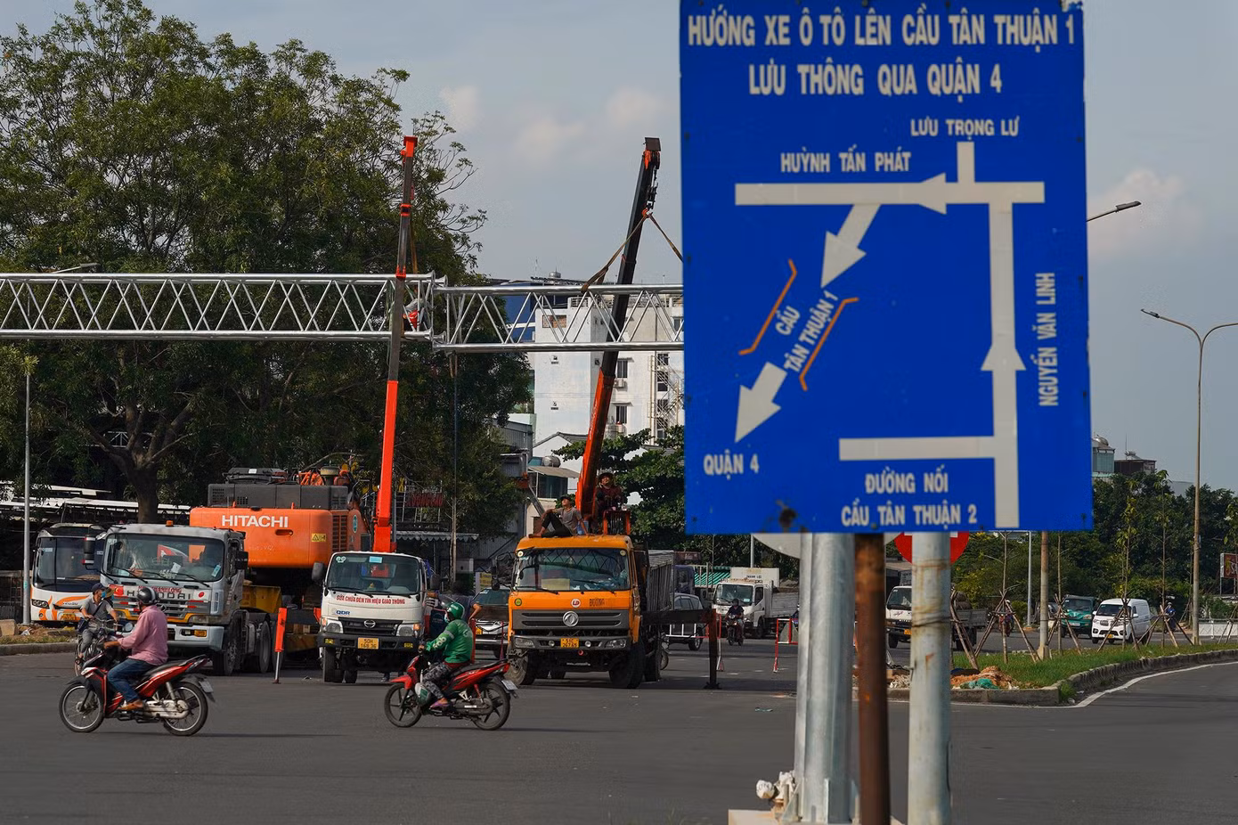 Công nhân đang lắp đặt cổng chào đa năng.