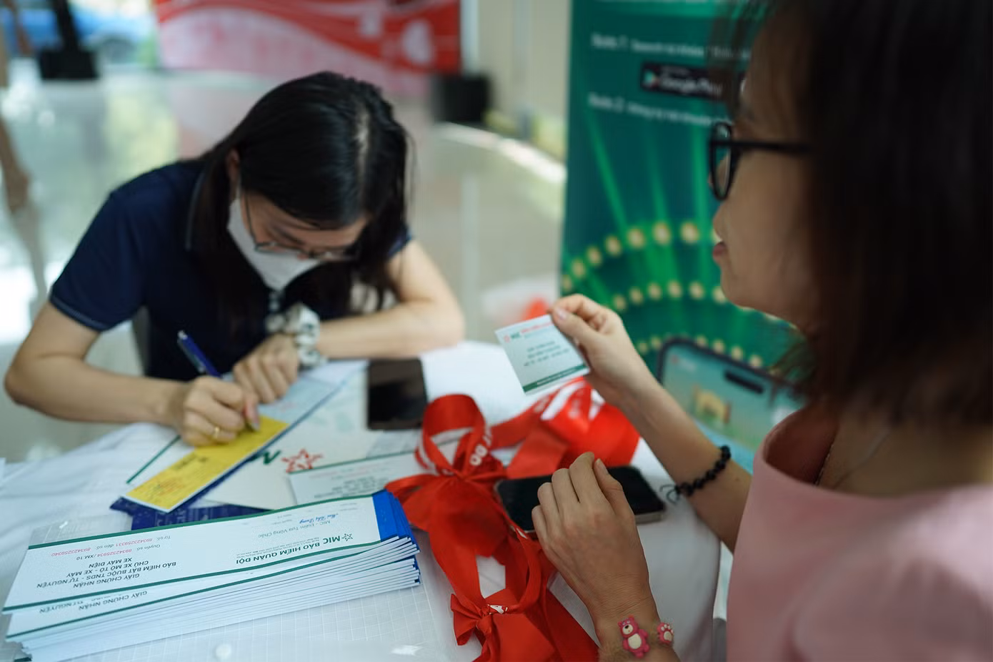 Mỗi người tham gia hiến máu còn được tặng thêm 1 thẻ bảo hiểm xe máy đến từ Công ty Bảo hiểm MIC Bắc Sài Gòn thuộc tổng Công ty cổ phần Bảo hiểm Quân đội (MIC) trị giá 86.000₫/thẻ. Ngoài ra còn được MIC tư vấn miễn phí sản phẩm bảo hiểm MIC Care - Chăm sóc sức khỏe bố, mẹ và con với quyền lợi bảo vệ lên tới 1 tỷ đồng