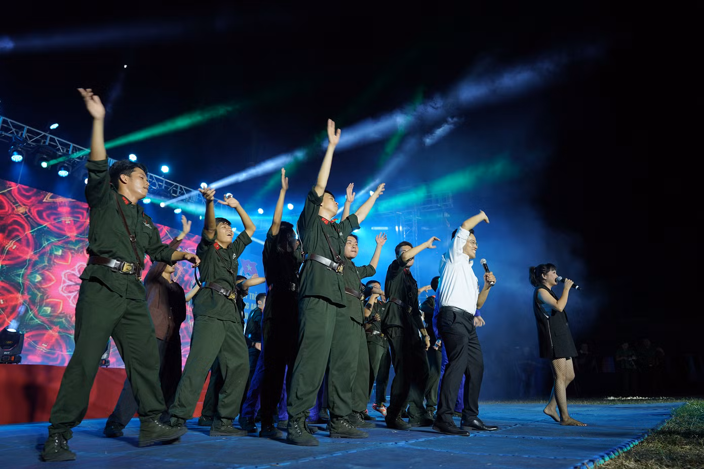 Ca sĩ Phương Thanh biểu diễn với tân binh.