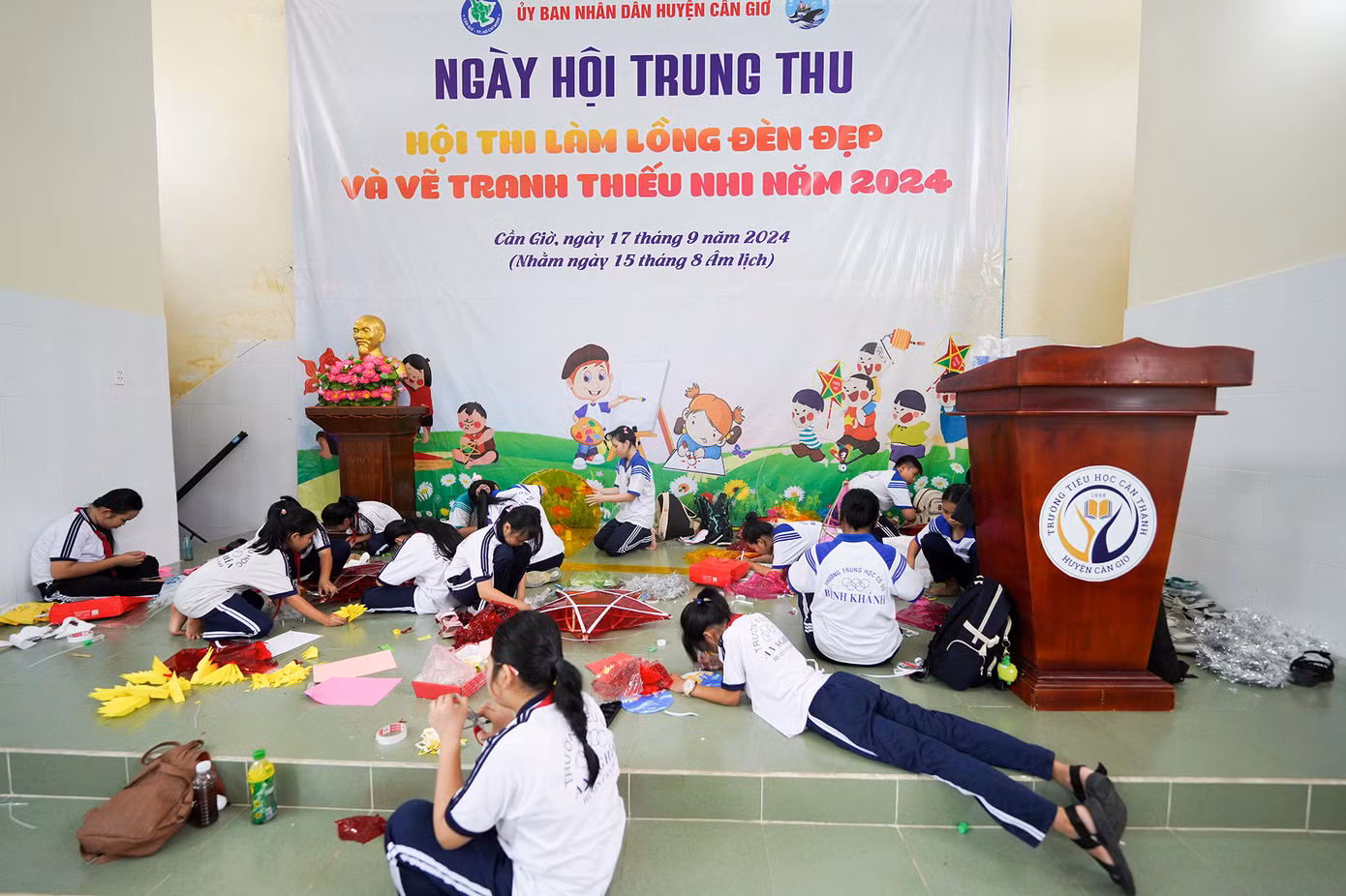 Những chiếc lồng đèn sẽ được trang trí tùy theo sự sáng tạo, mang tính thẩm mỹ và lan tỏa các thông điệp về tình yêu quê hương, đất nước …