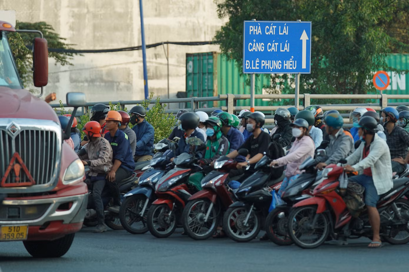 Kinh khủng hơn là "hung thần" xe container khi ra vào cảng liên tục bấm còi xin vượt, chạy quá tốc độ, khiến những người đi xe máy giật mình. Một số người đi xe máy khác thì bất chấp nguy hiểm, chạy lấn ngang đầu xe container, xe tải để vượt lên cho nhanh, rất dễ xảy ra va chạm giao thông.
